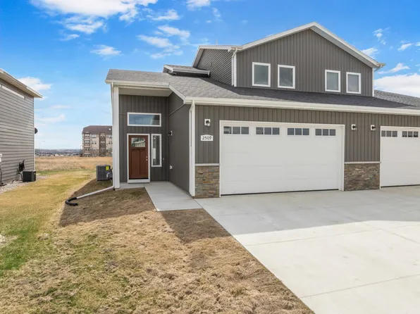 2509 Granite Dr NW, Minot, ND 58703