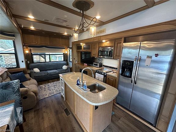 4th image of 108 Grand View Dr