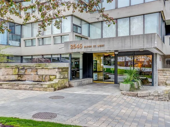 2545 Bloor St W #303, Toronto, ON M6S 1S1