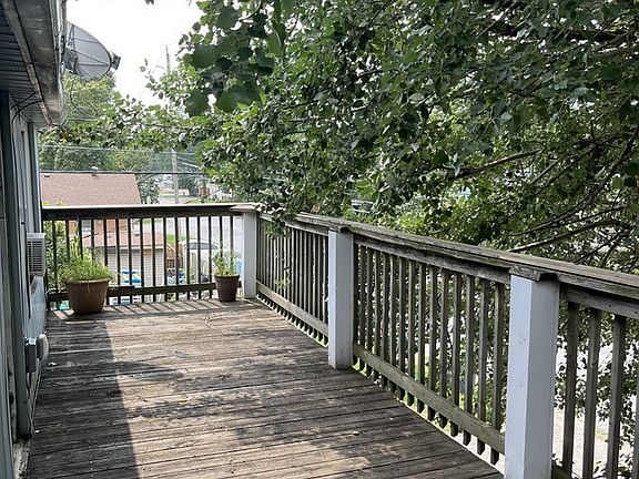 4th image of 605 Vanier St #2