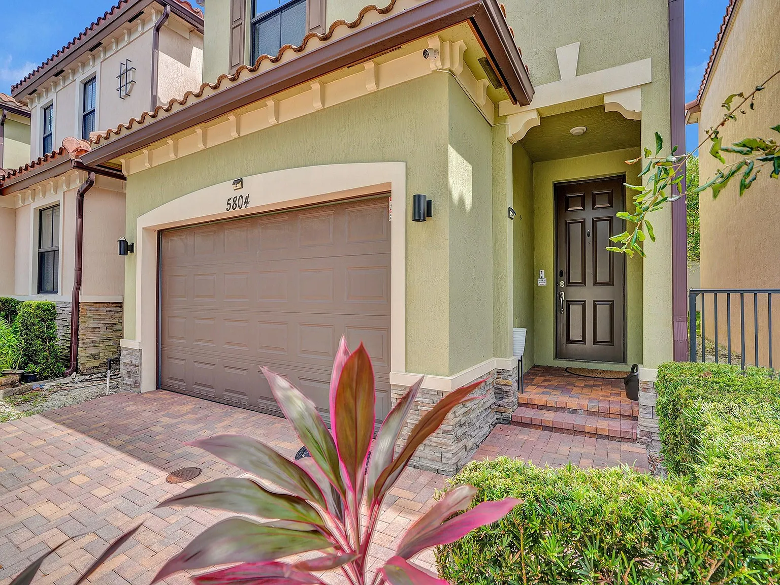 3 bed, 2.5 bath, 1842 sqft, $3,600 — Photo 2