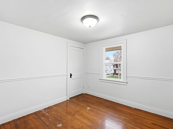 5th image of 607 W Grand Ave