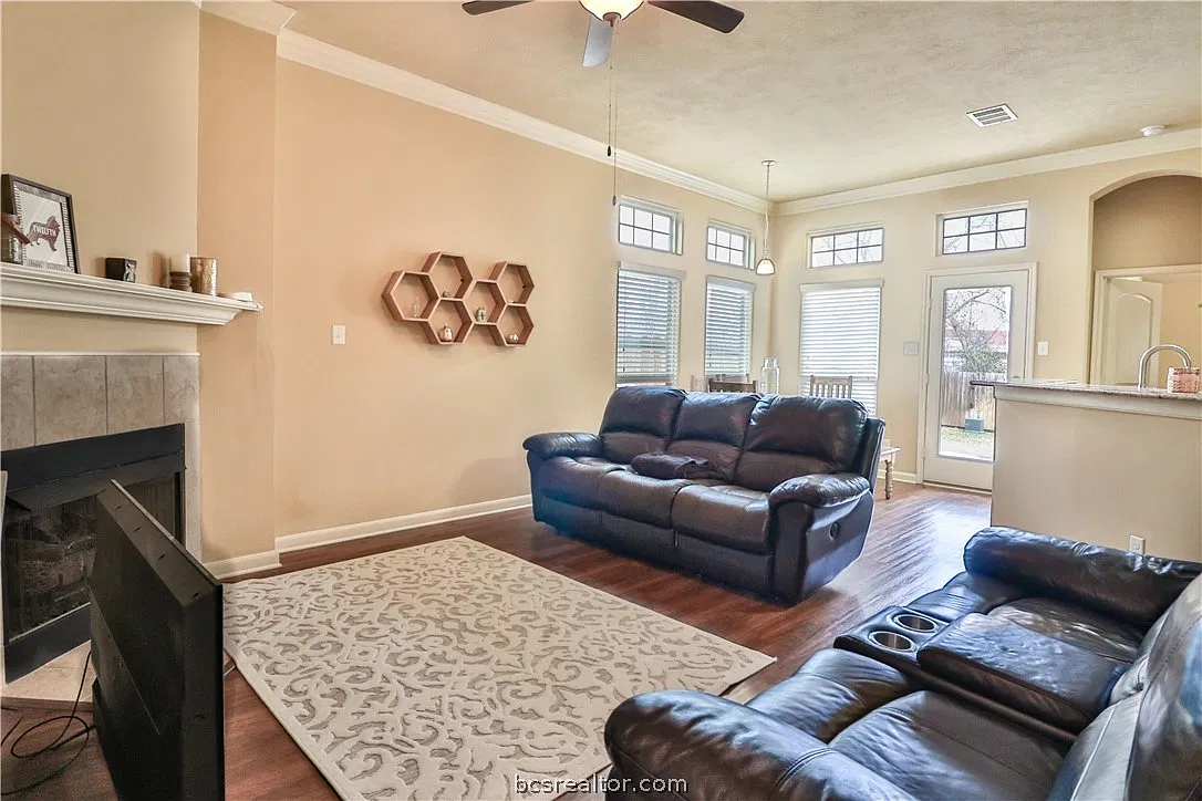 3 bed, 1332 sqft, $2,150 — Photo 4
