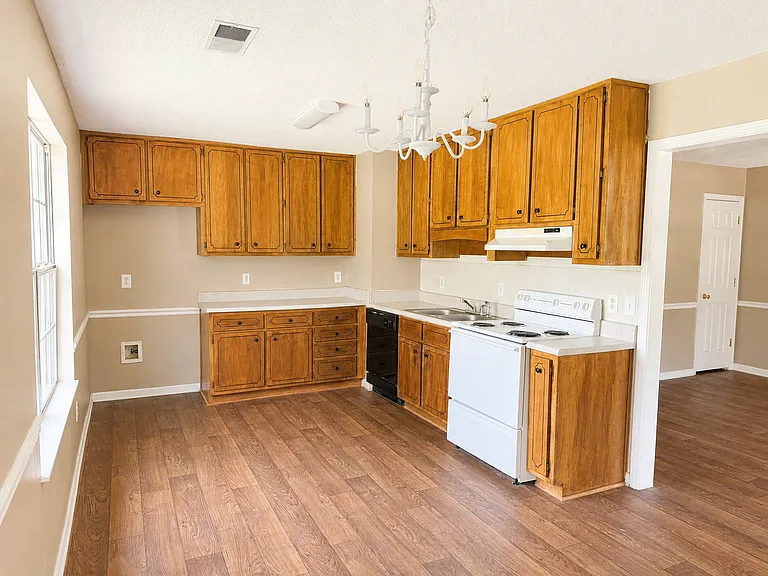 161 Pine St — Photo 3