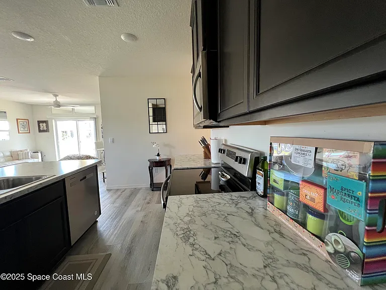 976 Trinity St — Photo 9