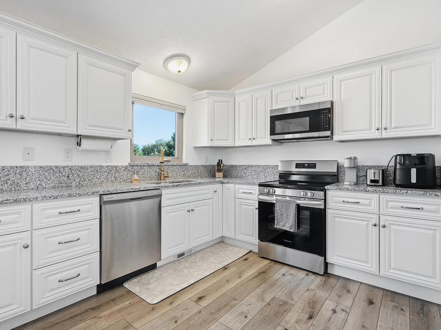 3 bed, 2.5 bath, 1486 sqft, $3,250 — Photo 3