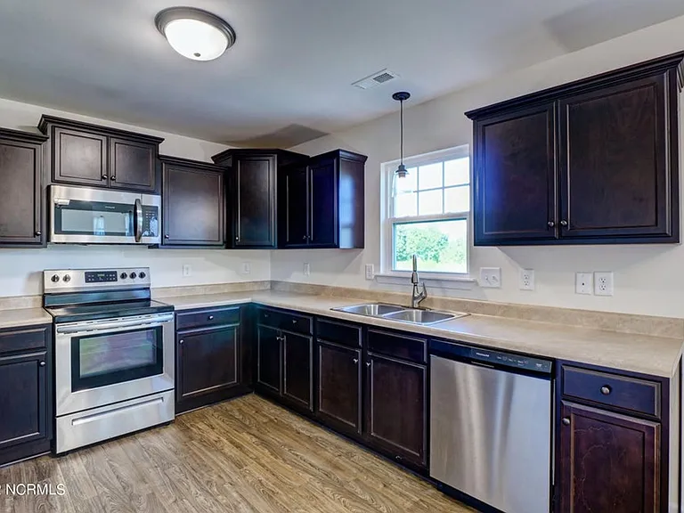 109 Easton Dr — Photo 11