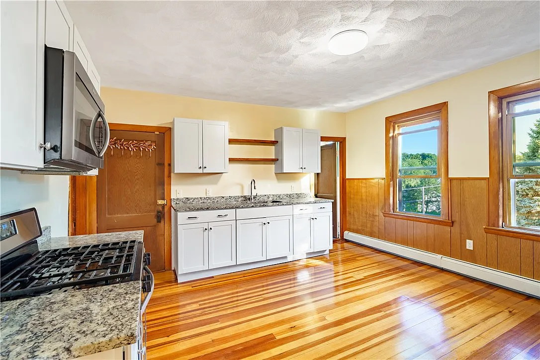 3 bed, 1.0 bath, 1071 sqft, $1,800 — Photo 3
