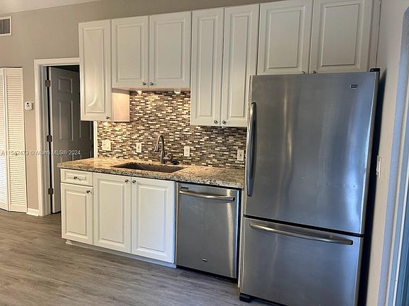 5th image of 4802 Washington St #5