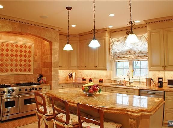 3rd image of 1093 Briar Way