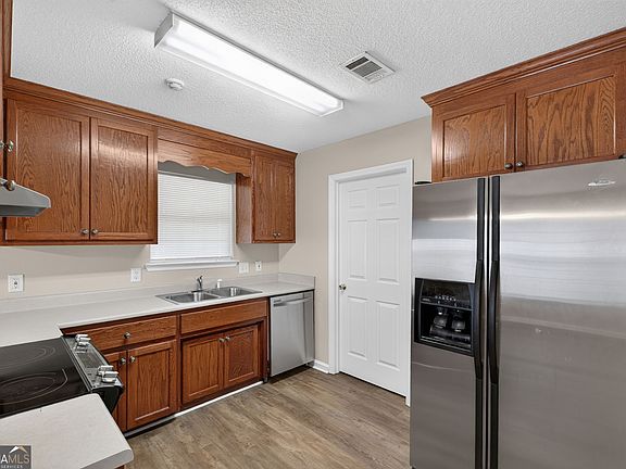 3rd image of 1627 Fresno St