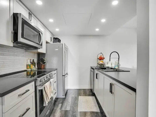 2011 NE University Dr NW #603, Calgary, AB T2N 4T4