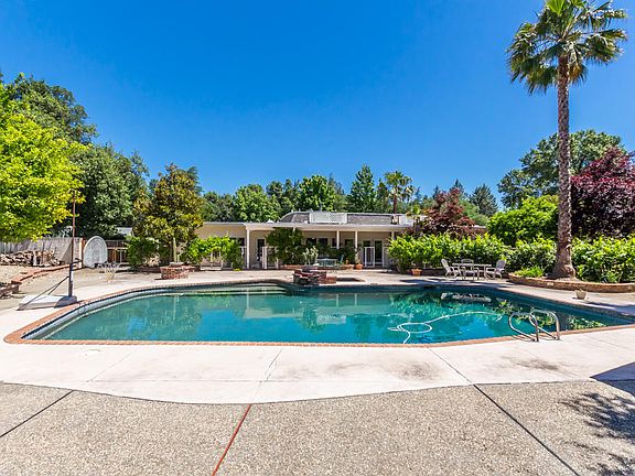 2nd image of 4810 Saratoga Dr