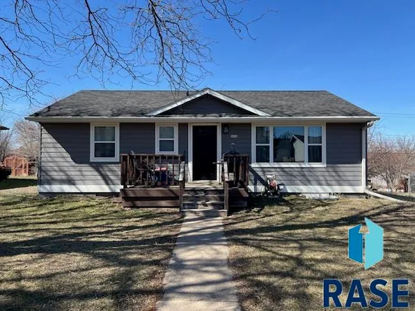1102 S Sanborn St, Chamberlain, SD 57325