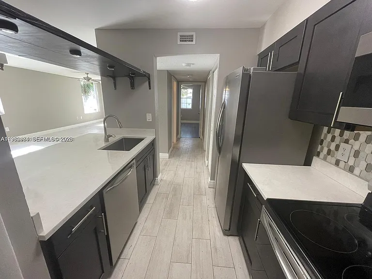 2811 N Oakland Forest Dr #110 — Photo 13