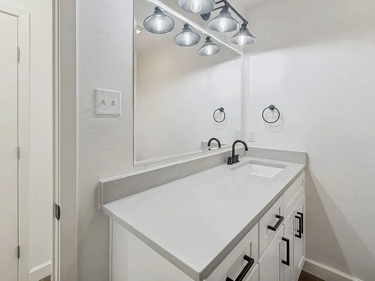 1704 S Jennings Ave — Photo 21