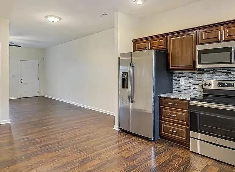 119 Summerland Dr — Photo 2
