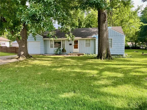 3716 W 48th St, Roeland Park, KS 66205