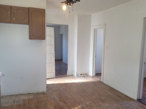 chicago-illinois-2143187561 picture