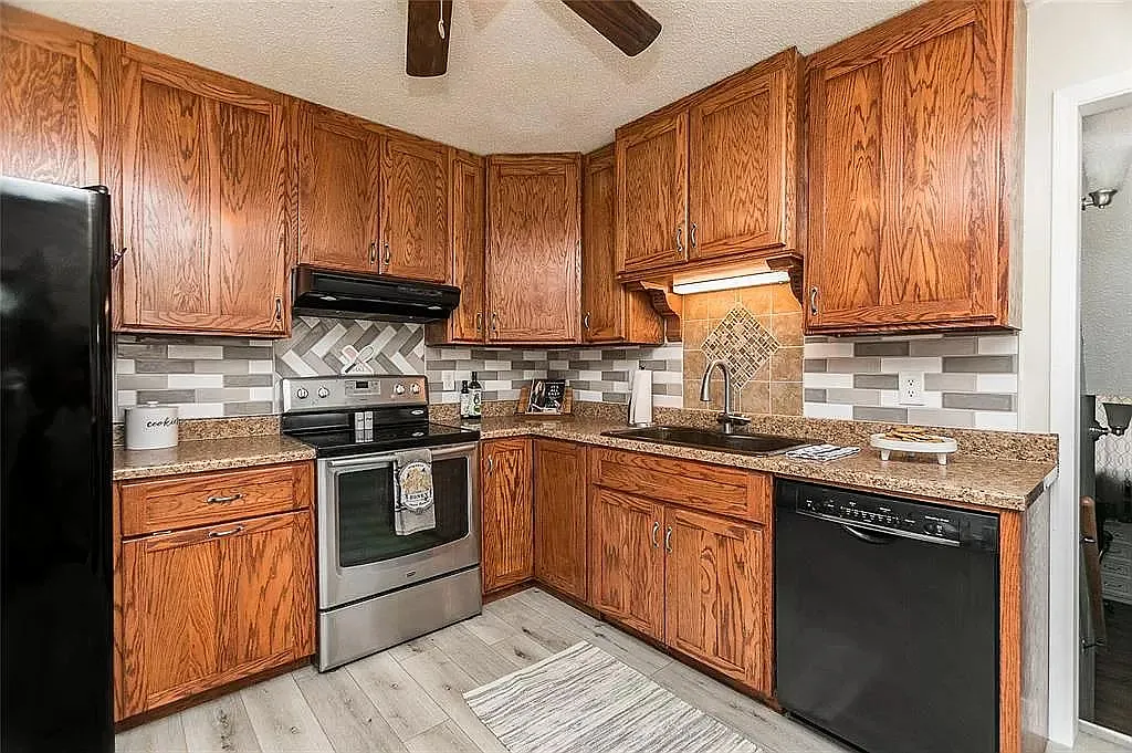3 bed, 1.5 bath, 1374 sqft, $1,595 — Photo 4