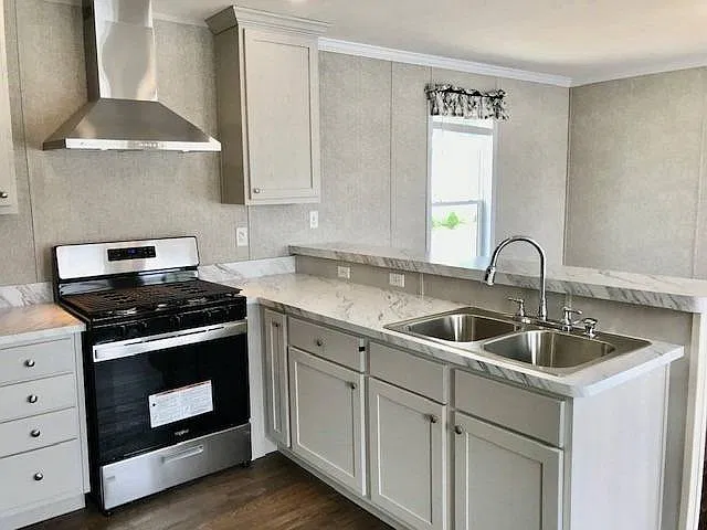8009 Hamilton Ave — Photo 4