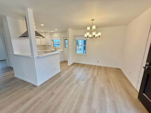 2nd image of 915 W 29th Pl