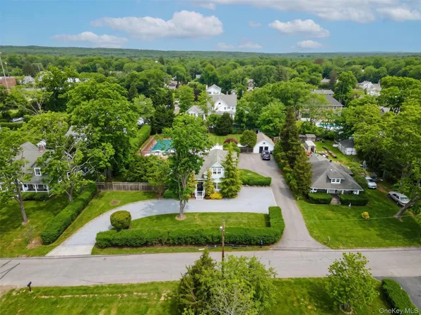 15 Walnut Avenue, East Quogue, NY 11942