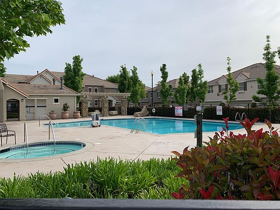 3rd image of 4305 Esplanade Cir