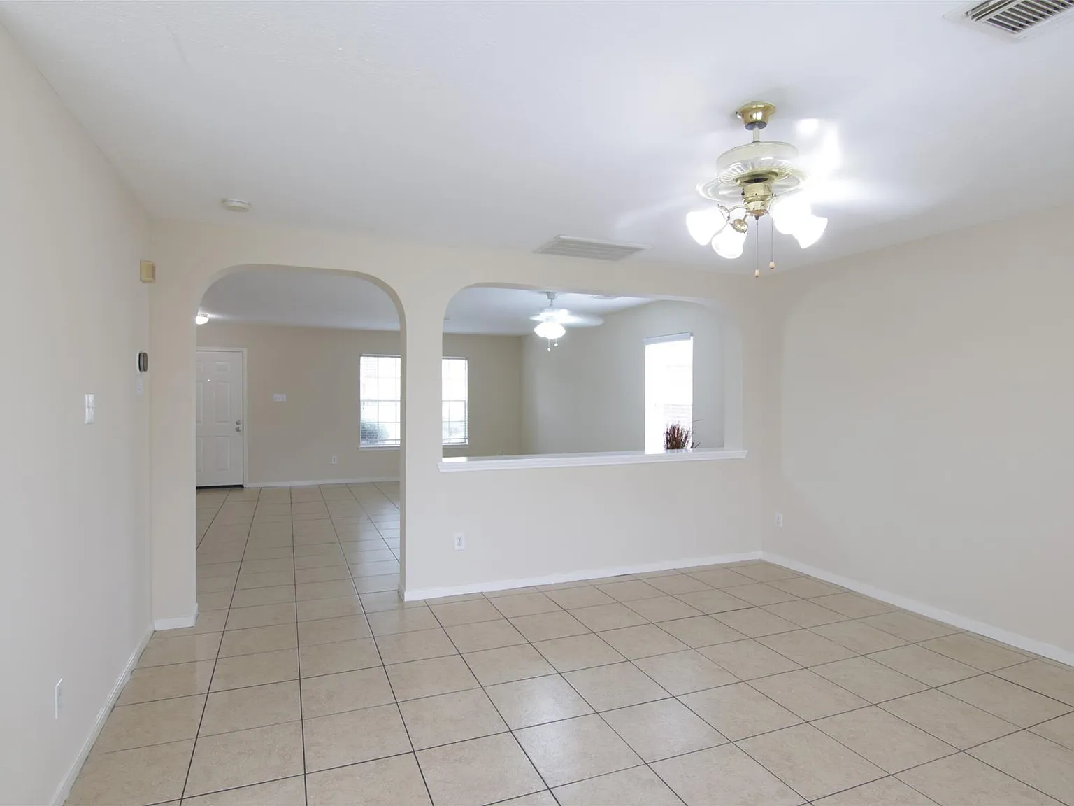 3 bed, 2.5 bath, 2363 sqft, $1,995 — Photo 4