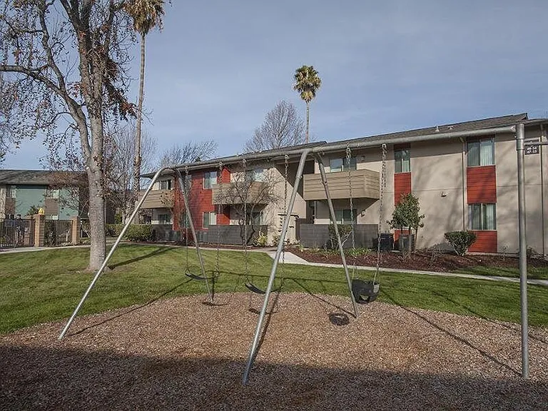 Parkwood Apartments — Photo 15