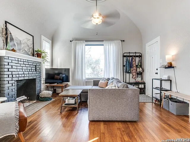 814 W Gramercy Pl — Photo 2