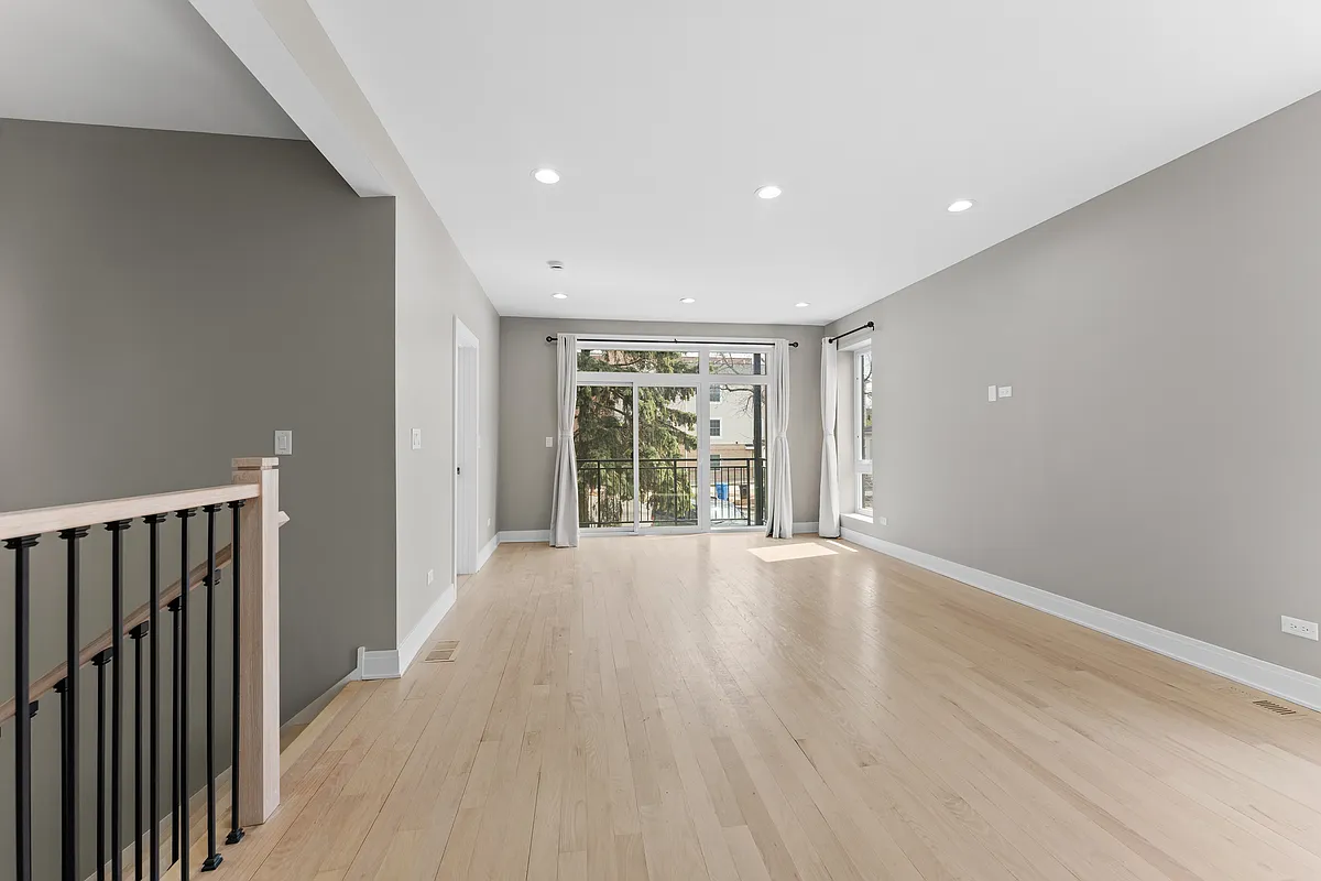 Building Photo - 7428.5 N Rogers Ave #1S