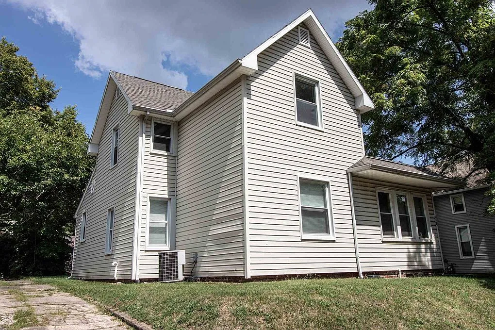 128 E Oak Street — Photo 1