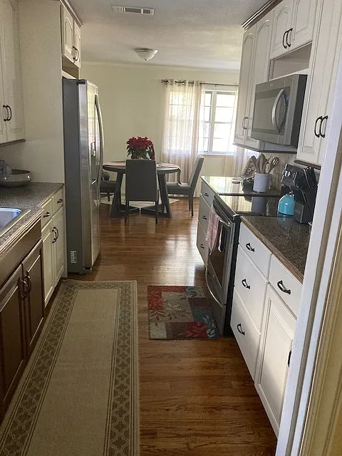 3 bed, 2.5 bath, 1800 sqft, $3,300 — Photo 3