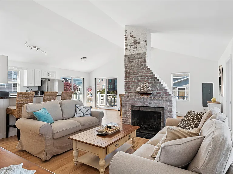898 Dune Rd — Photo 5