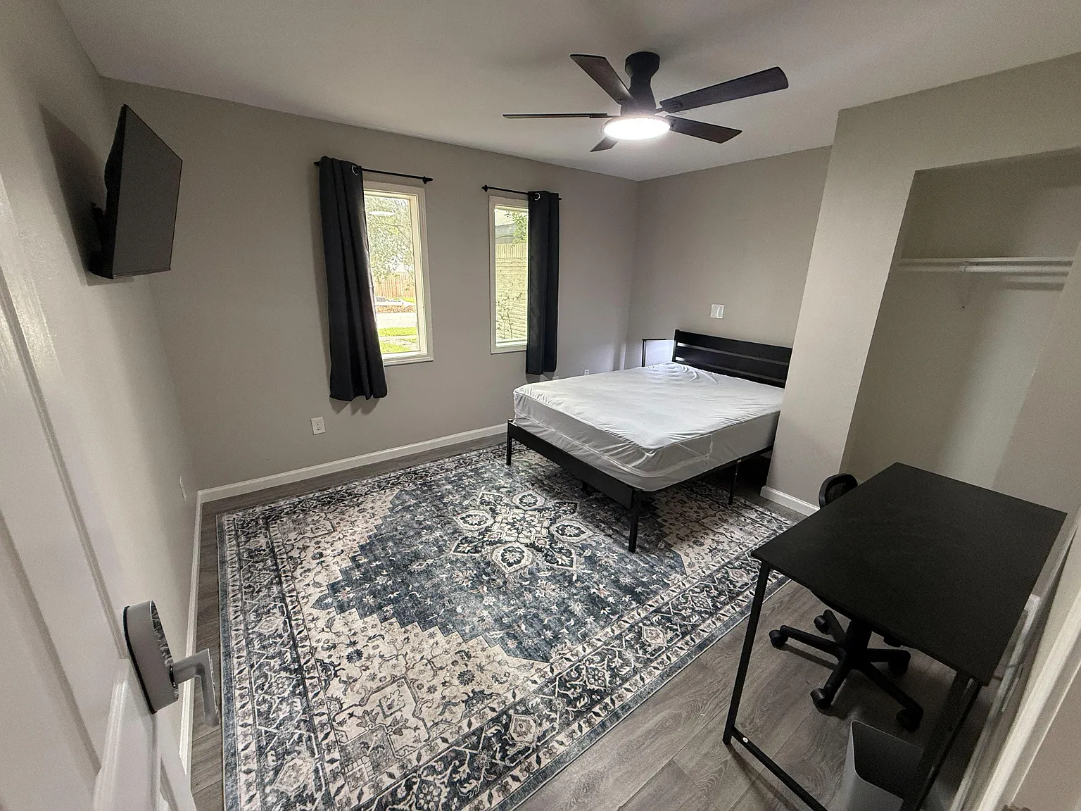 4 bed, 5.0 bath, 2165 sqft, $841 — Photo 2
