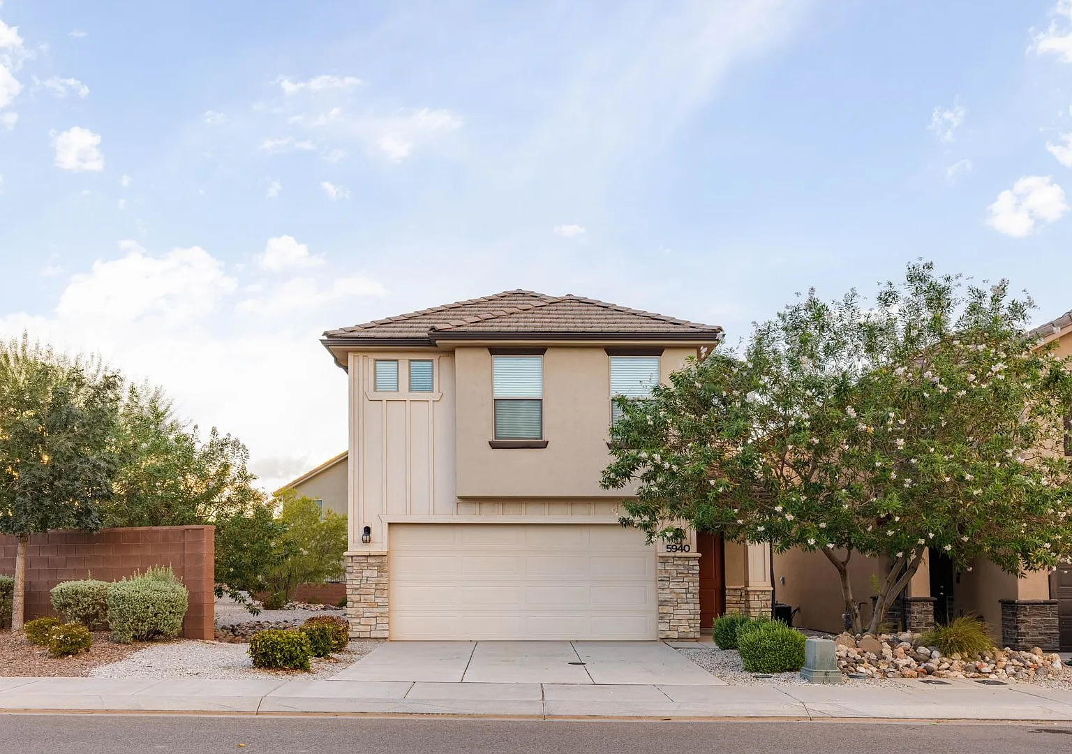 4 bed | 2 1/2 bath | 2 car garage in Desert Canyon with washer/dryer/fridge — Photo 1
