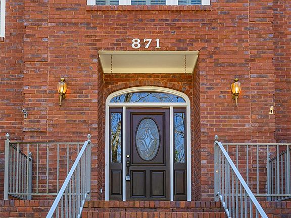 3rd image of 871 Shady Oak Ln