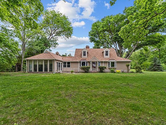 5th image of 183 Hickory Point Dr