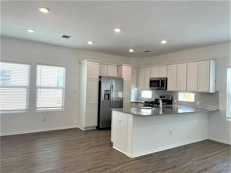 1424 Linwood St — Photo 6