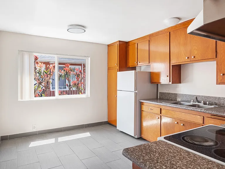 710 E 6th St #6 — Photo 5