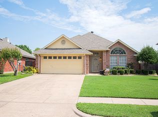 2862 Briar Hill Dr, Grand Prairie, TX 75052