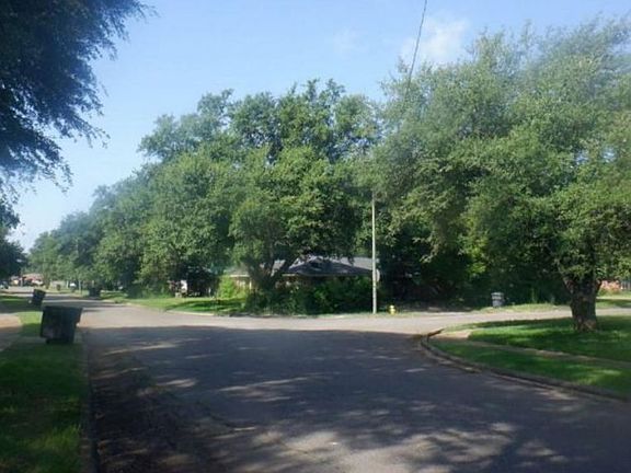 Exterior Neighborhood (street photo)