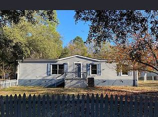 305 Fountain Lake Dr, Eutawville, SC 29048