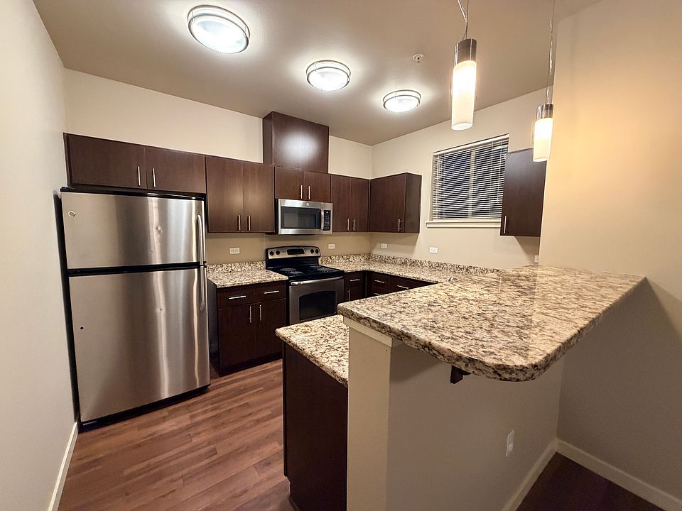 1st image of 951 NE Discovery Dr #3