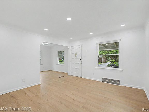 5th image of 1670 Riverbank St