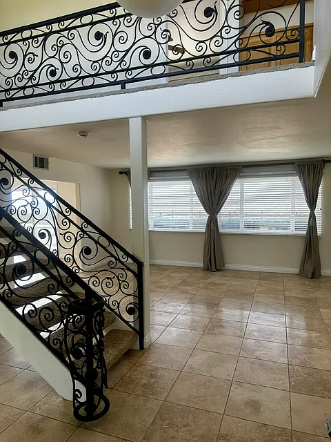 4 bed, 2552 sqft, $6,950 — Photo 2