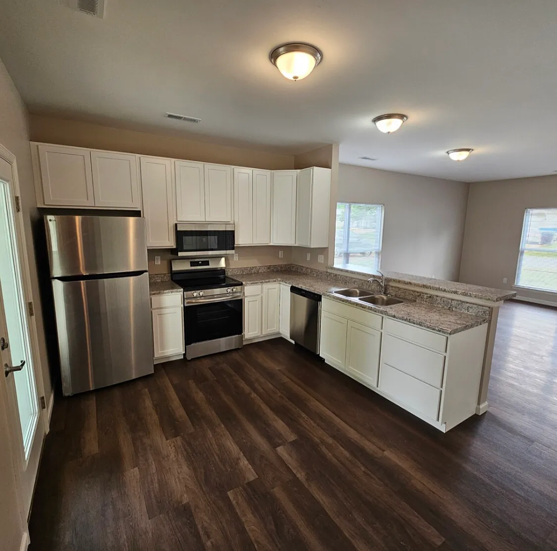 1420 Swallow Ln — Photo 2