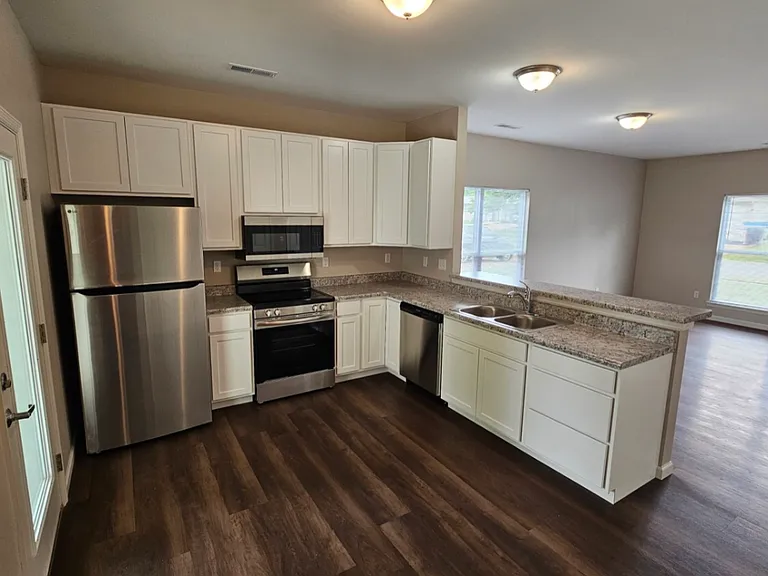 1420 Swallow Ln — Photo 2