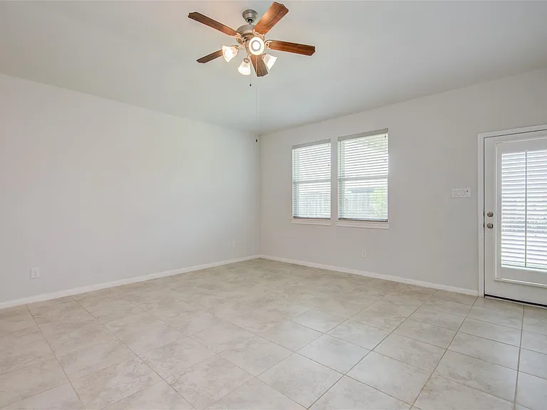 2425 Temple Crag Dr — Photo 8